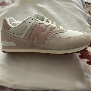 Brand new in box New Balance  sneakers kids sz 5 US, 37 1/2 EUR